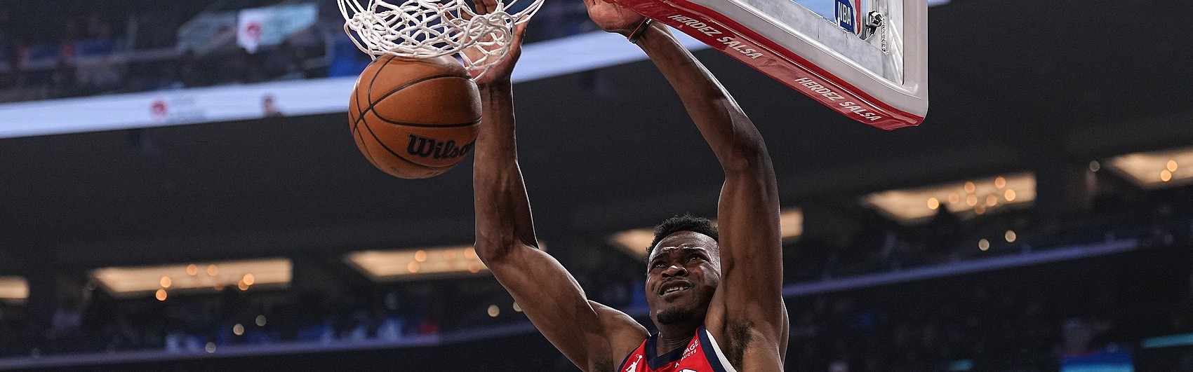 开云入口-攻防发力！米西底线突破起飞暴扣 随后防守端送排球大帽