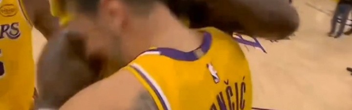 开云体育-❤️爱你！比赛结束后詹姆斯第一时间从后场狂奔回去和东契奇拥抱