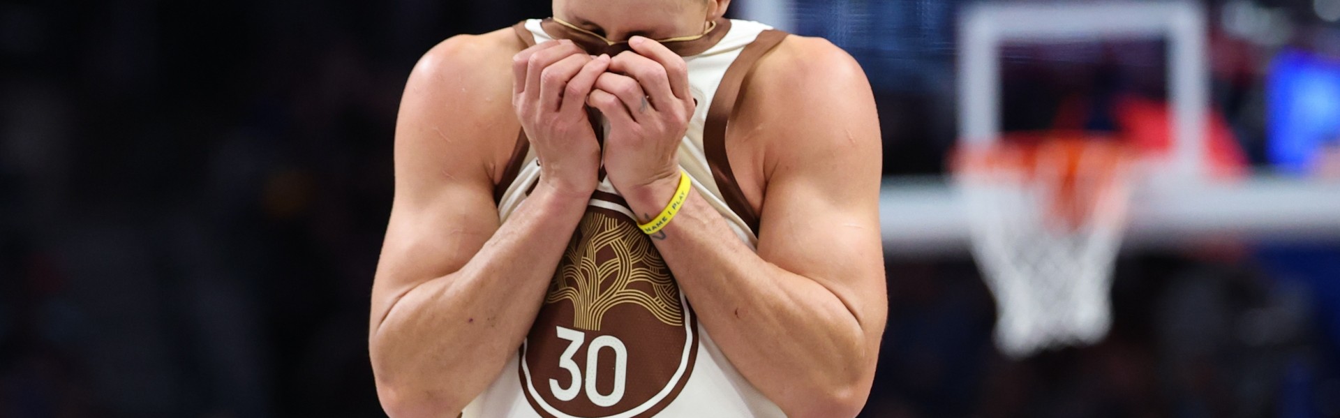 kaiyun-库里复出毫无益处！勇士图啥？为首轮游而毁掉抢字母哥的底牌？