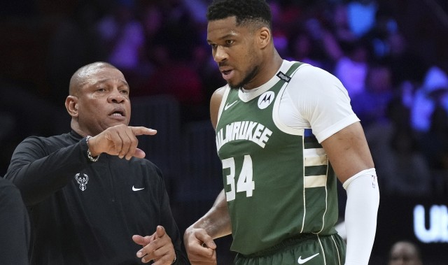 开云体育-雄鹿过去4场分别输29、23、27、18分 四场合计输97分创队史纪录