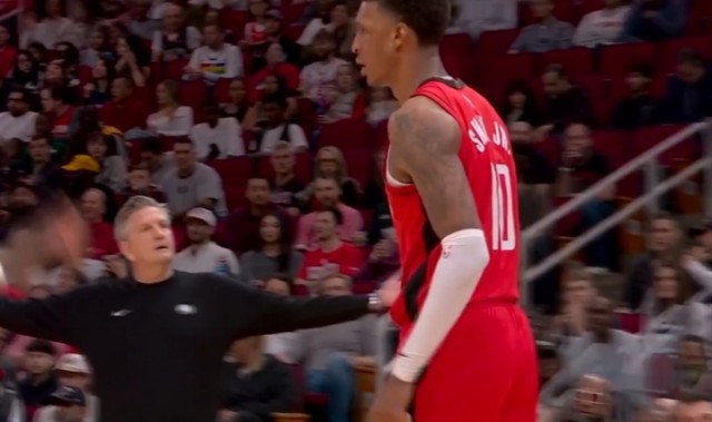 开云体育-抽象2-1-1-1！小贾造犯规明明吹了却去骂裁判 自己吃了1T+2罚全铁