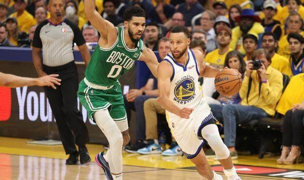 kaiyun-攻防一体！库里第三节完美表现带队扳平总比分