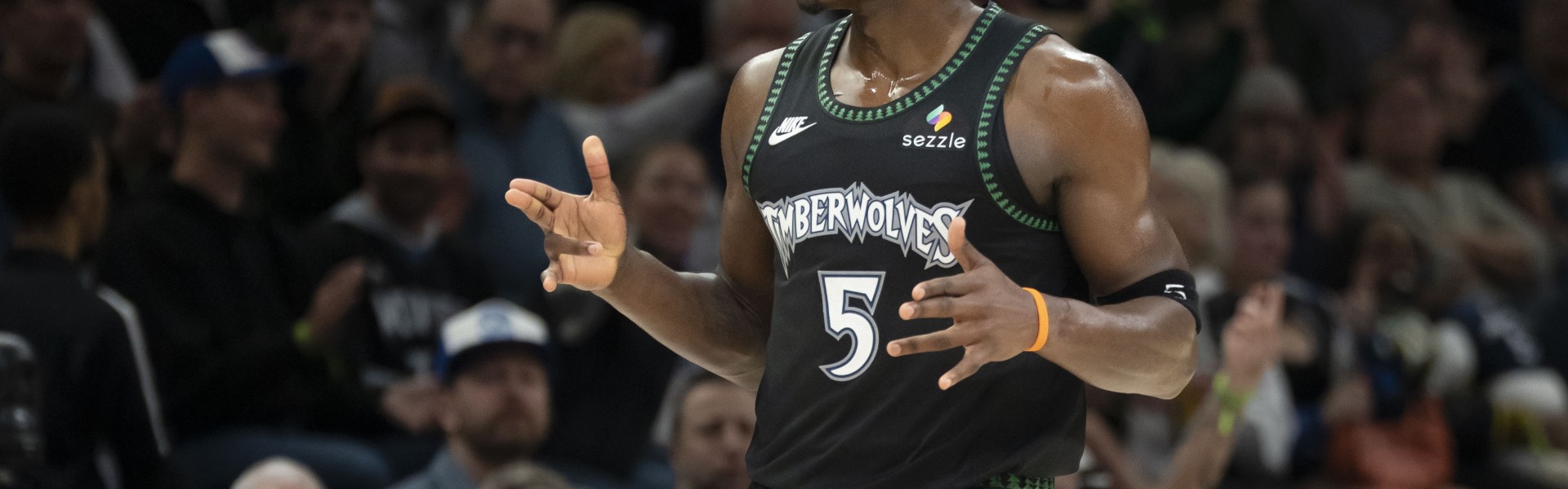 乘胜追击！爱德华兹连续硬解中投命中 率队扩大领先