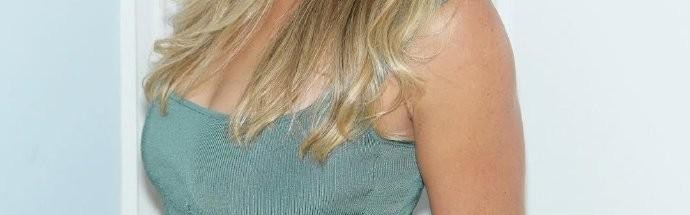 开云官网-冠军来了，萨巴伦卡携美网奖杯亮相吉米-法伦《今夜秀》