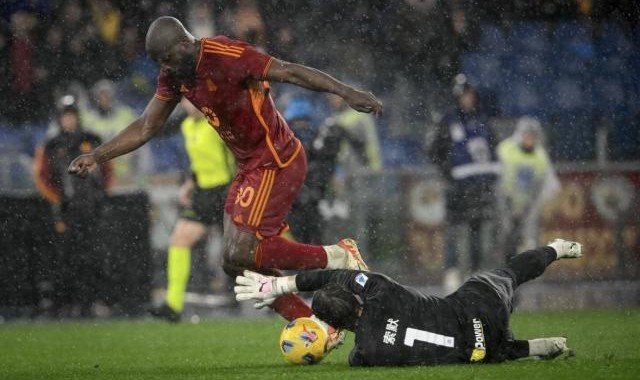 开云体育-关键战持续脚软，卢卡库迎接意媒审判